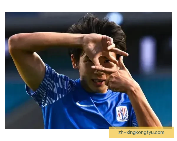 刘诚宇肘击逃红牌主裁手下留情